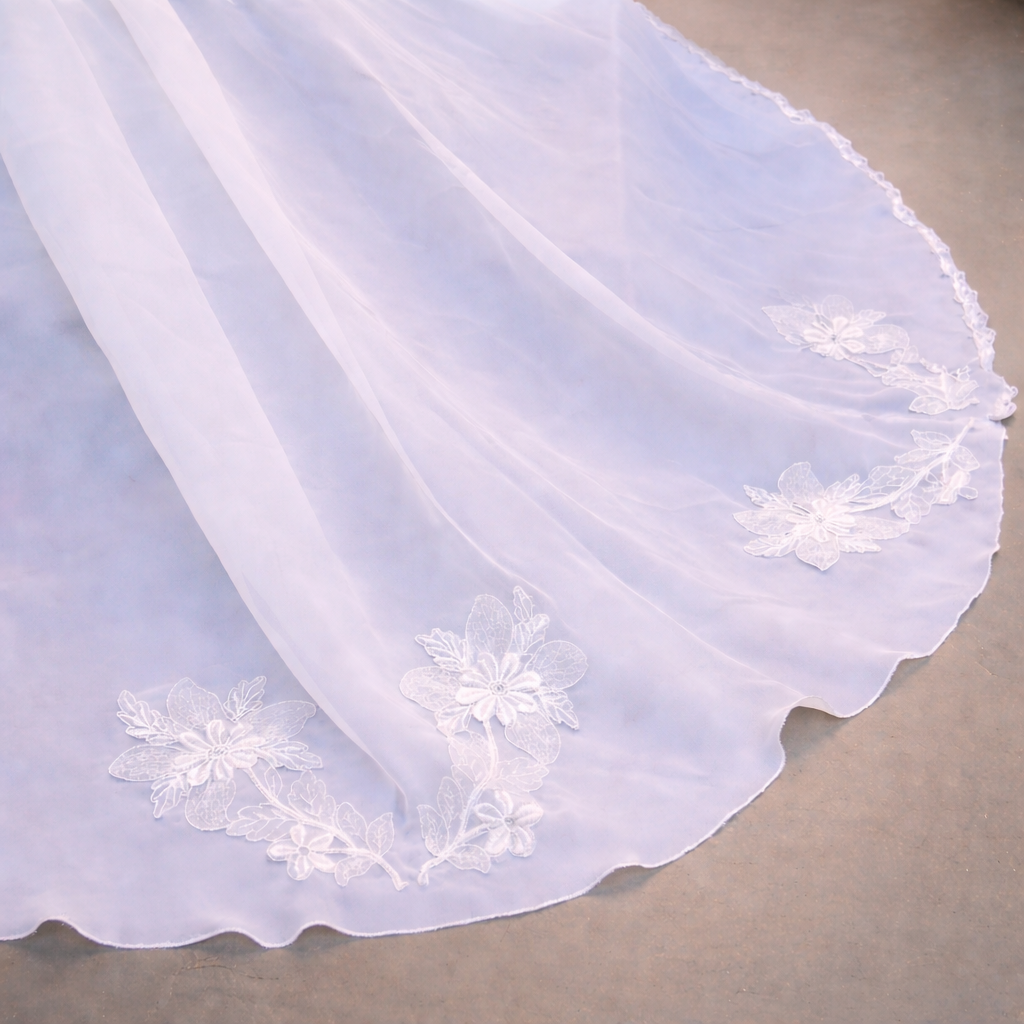 Vintage-Inspired Lace Wedding Dress – Elegant Floral Detail