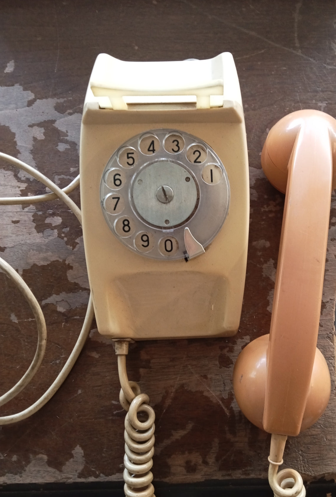 Vintage telephone beige/brown