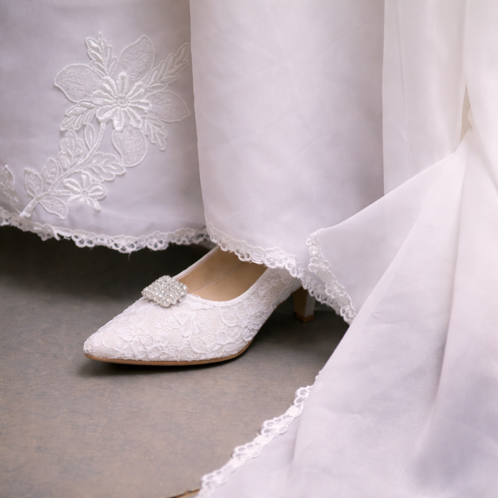 Vintage-Inspired Lace Wedding Dress – Elegant Floral Detail