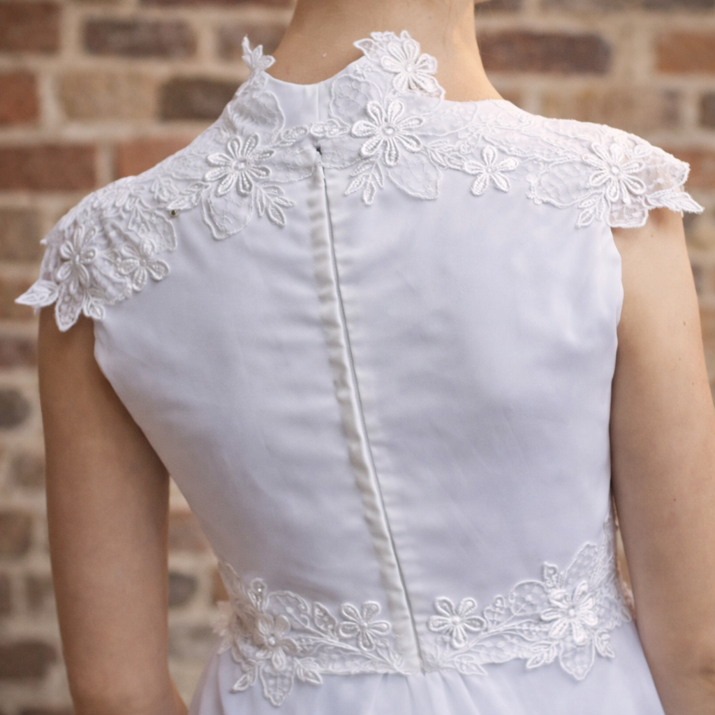 Vintage-Inspired Lace Wedding Dress – Elegant Floral Detail
