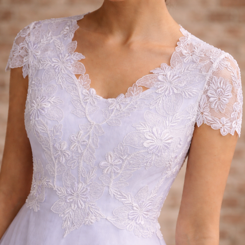 Vintage-Inspired Lace Wedding Dress – Elegant Floral Detail